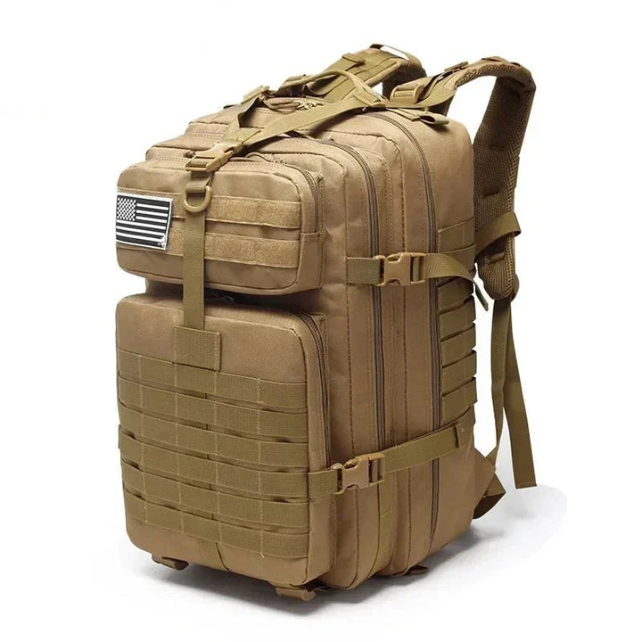 Close-up van het MOLLE systeem op een TrailPro tactische rugzak, toont bevestigingsmogelijkheden.