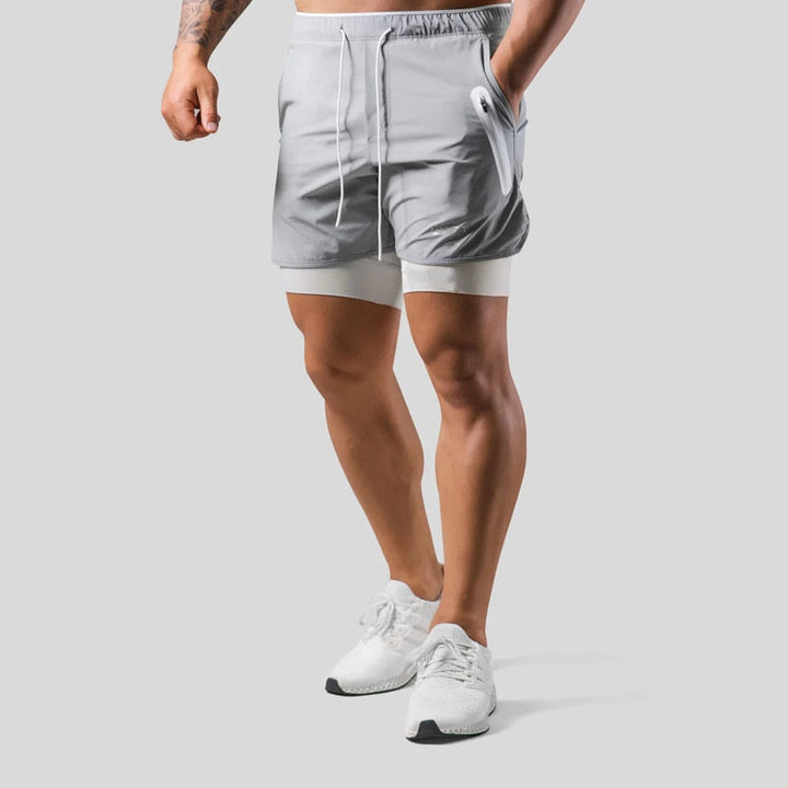 Trendy Mauro 2-in-1 sportbroek voor heren; combineert short en compressie voor training.