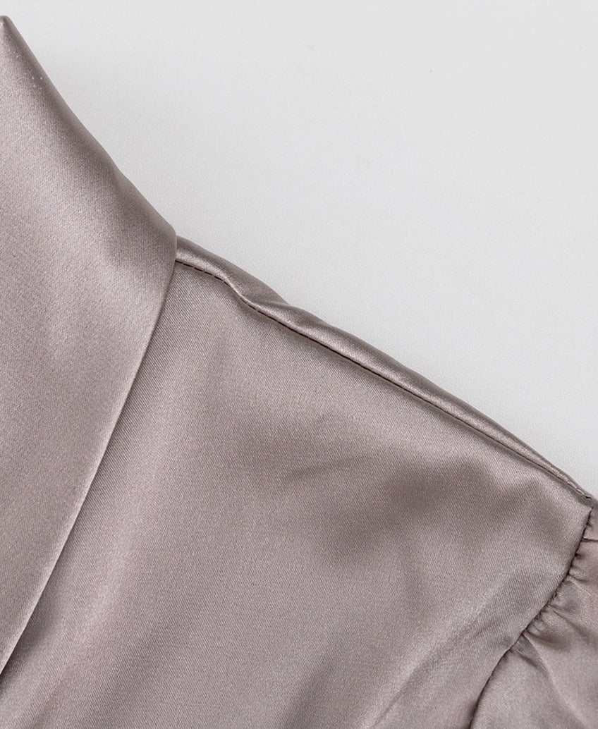 Modieus dames huispak met veren details, perfect voor relaxte stijl.