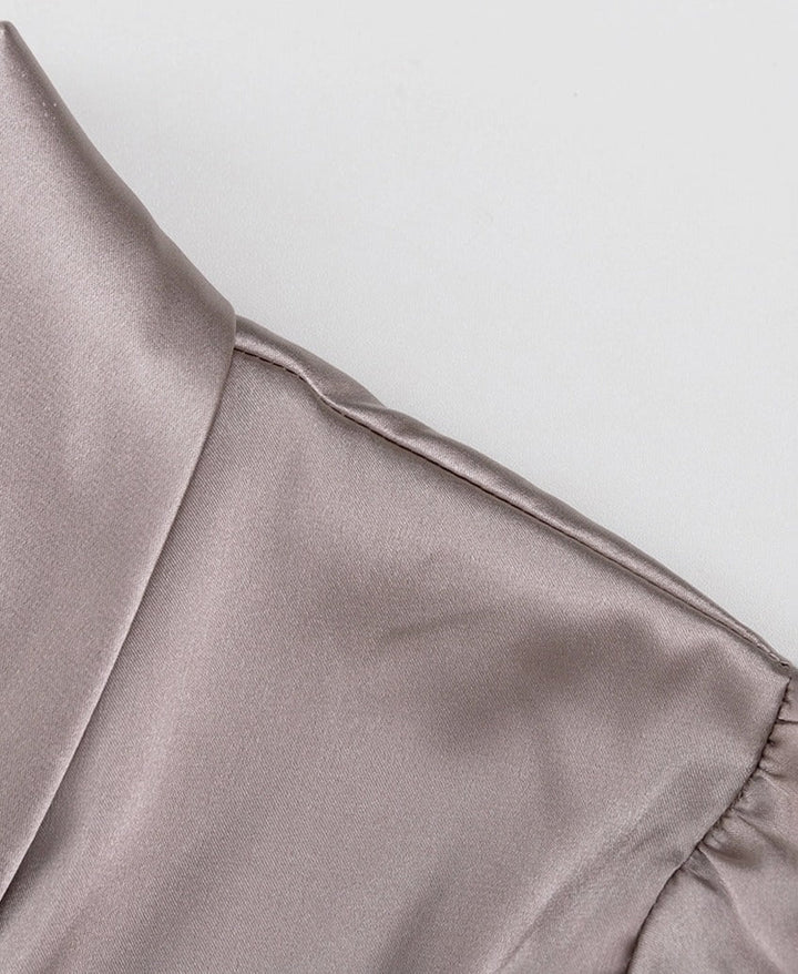 Modieus dames huispak met veren details, perfect voor relaxte stijl.