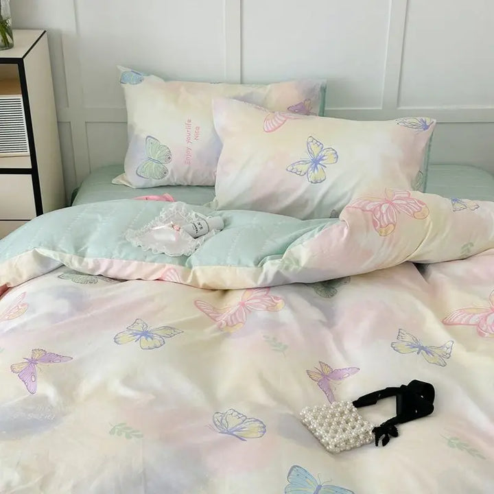 Romantische slaapkamer met stijlvol dromerig bloemen beddengoed, inclusief dekbedovertrek en kussenslopen.