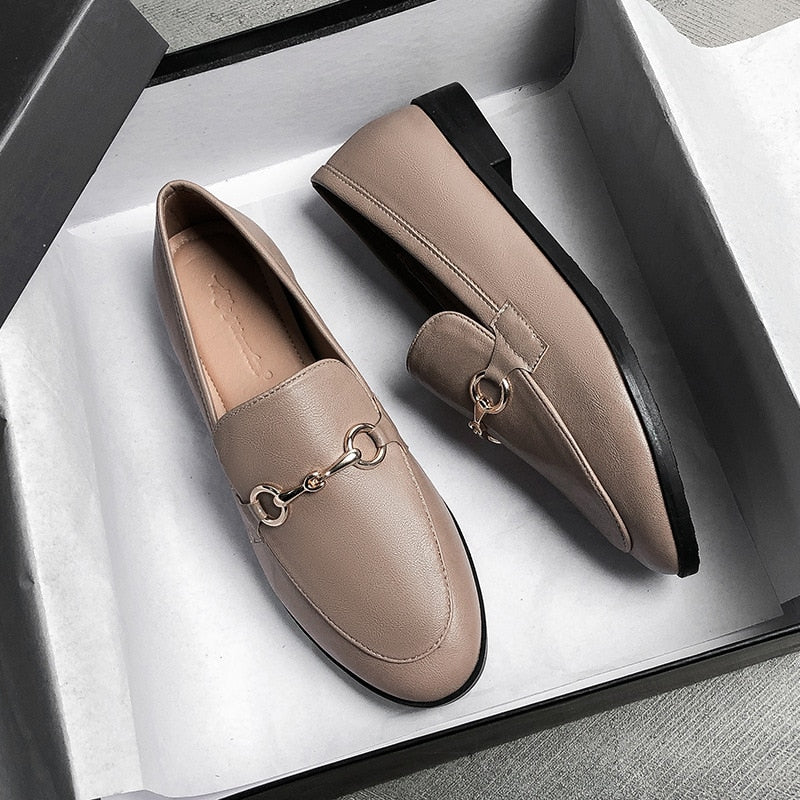 Abrikooskleurige dames instappers, perfect voor een comfortabele en stijlvolle damesmode.
