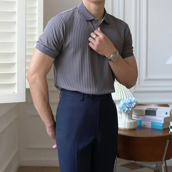 Stijlvolle slim fit herenpolo met klassieke kraag, een essentieel kledingstuk voor moderne casual herenmode.