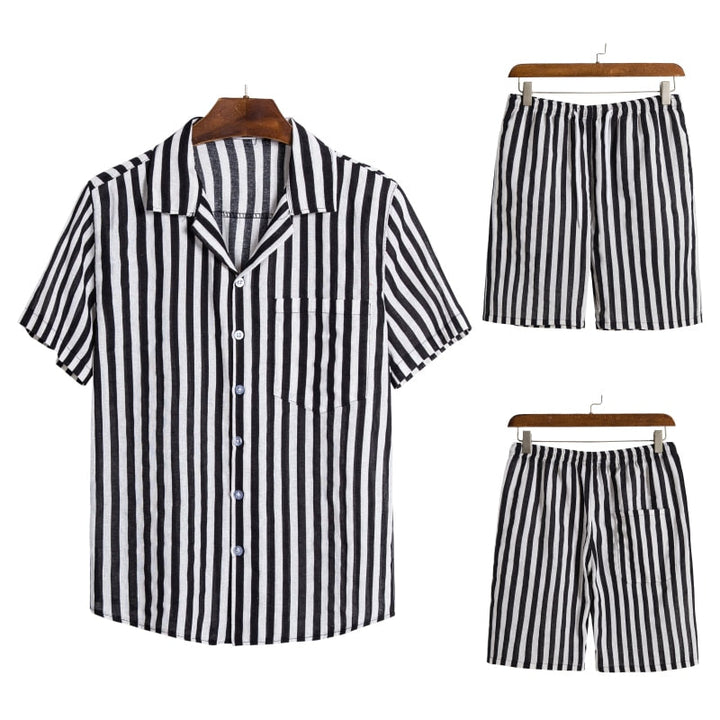 Trendy heren zomerkleding outfit: casual combiset met luchtig T-shirt en bijpassende korte broek, perfect voor strand of stad.