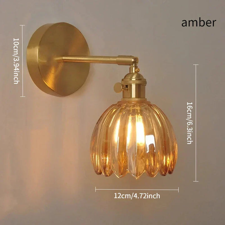 Wandlamp in tulpvorm: glazen kap, gouden finish, ideaal voor vintage interieur.