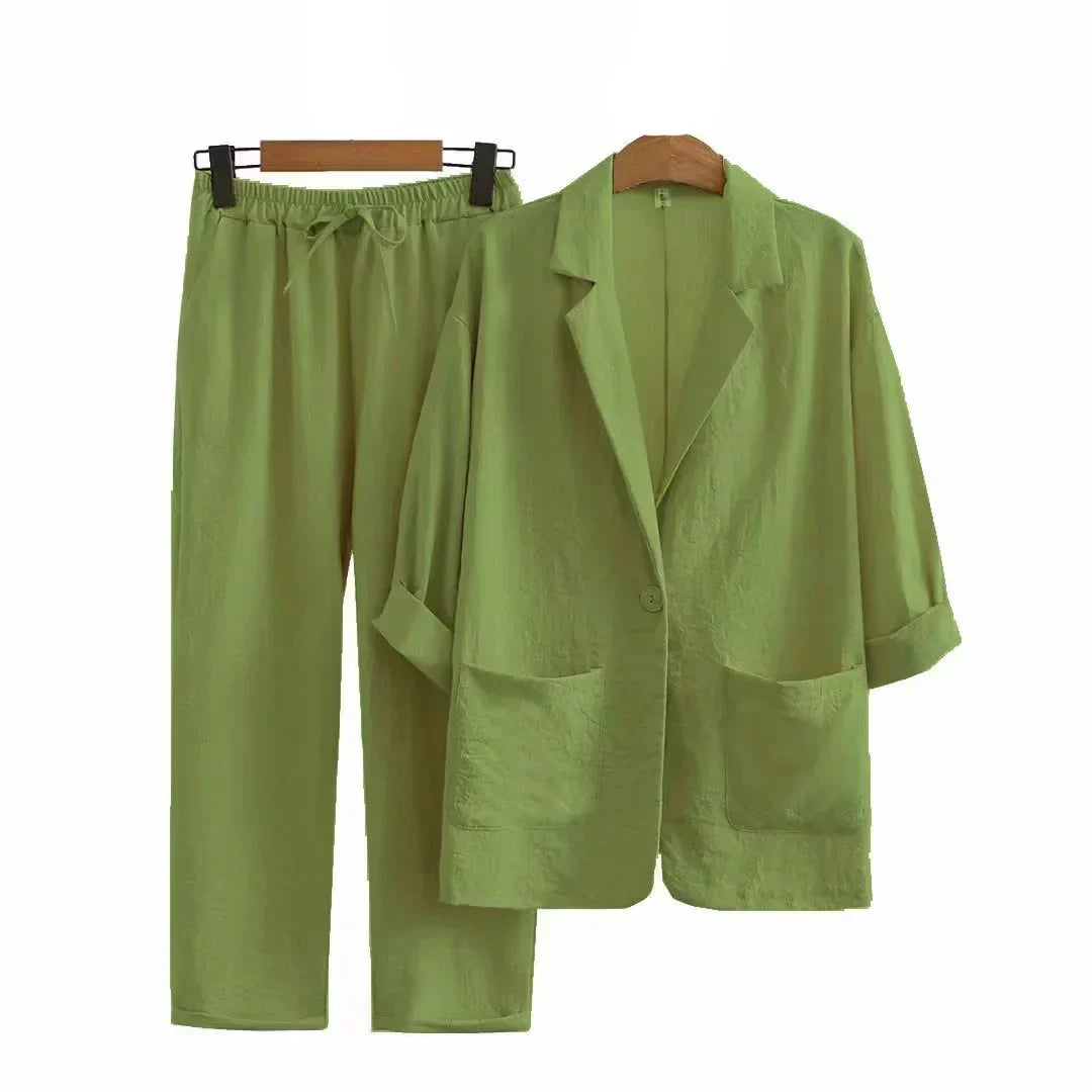 Blauwe stijlvolle dames outfit set met luchtig jasje en rechte broek. Moderne zomerkleding.