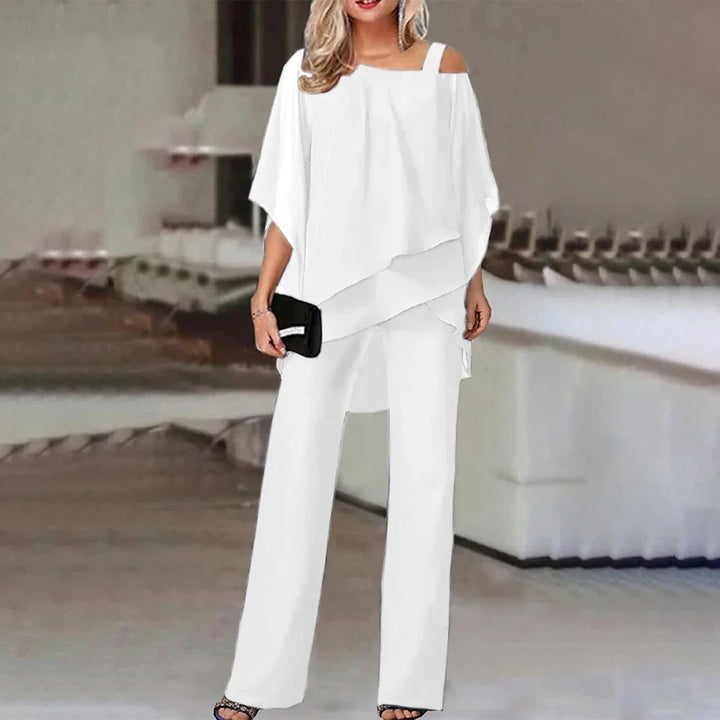 Stijlvolle rode cold-shoulder jumpsuit voor dames. Moderne pasvorm, elegant en zeer comfortabel voor elke gelegenheid.