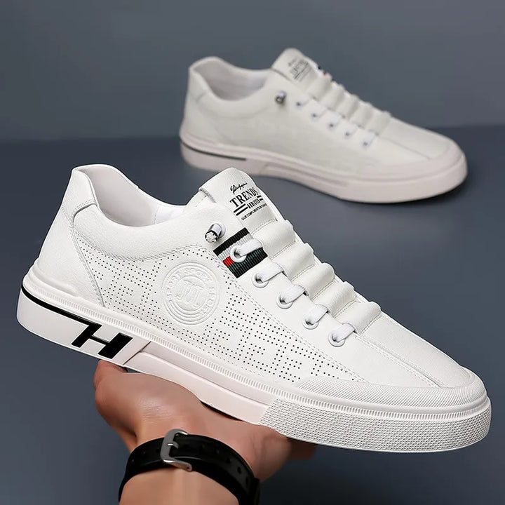 Vooraanzicht van een casual beige en witte herensneaker, veterschoen voor ultiem dagelijks comfort.