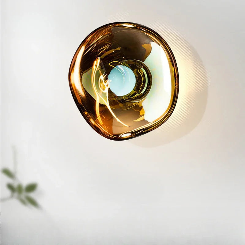 Moderne Scandinavische wandlamp met uniek lava design, sfeervolle interieurverlichting.