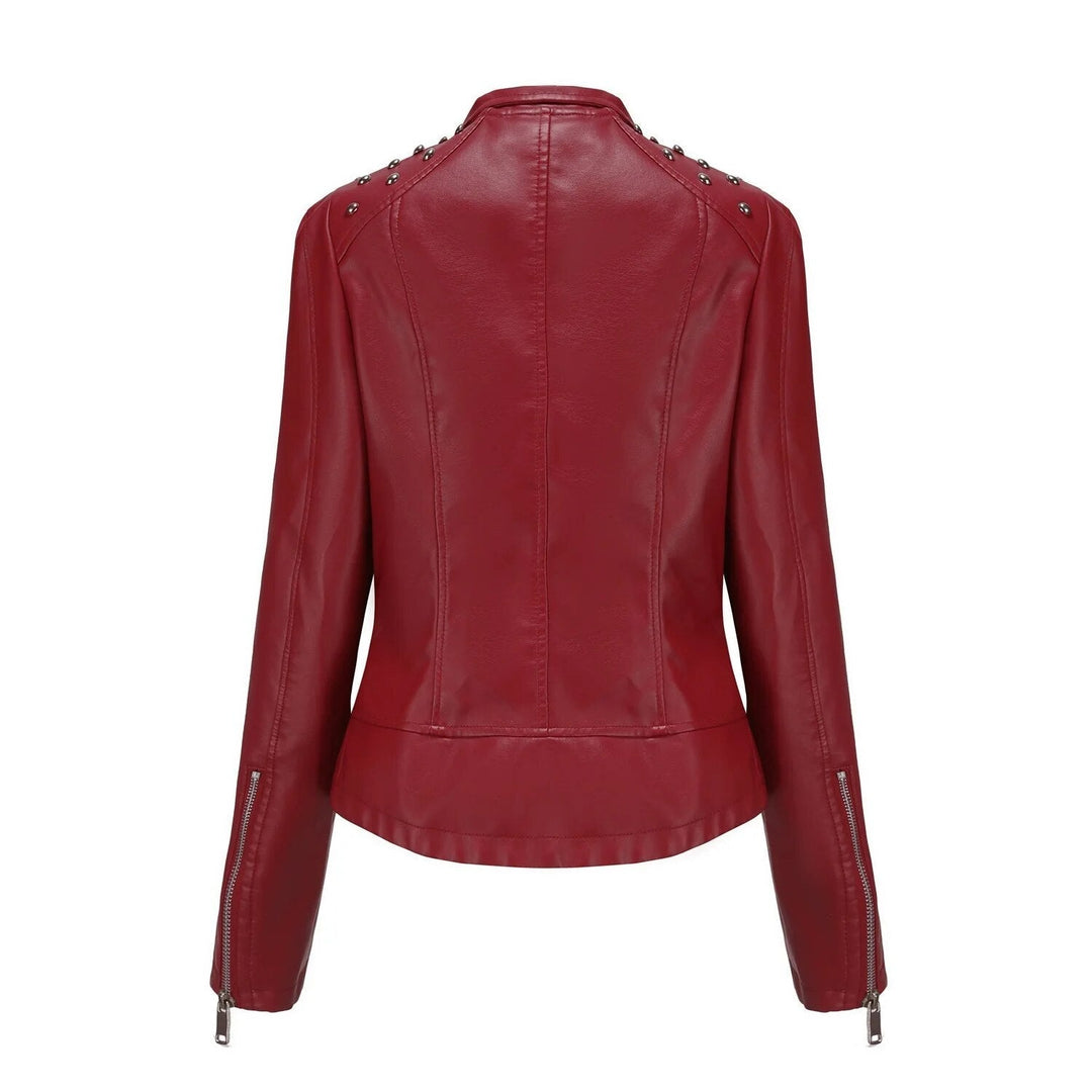 Unieke damesjas in bikerstijl met studs, voor een gedurfde en trendy look.