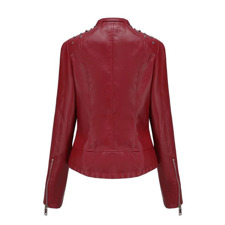 Unieke damesjas in bikerstijl met studs, voor een gedurfde en trendy look.