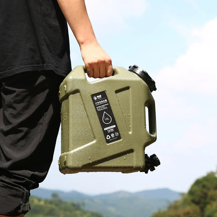 Groene 12L draagbare watercontainer, onmisbaar voor hydratatie en drinkwater tijdens lange wandeltochten.