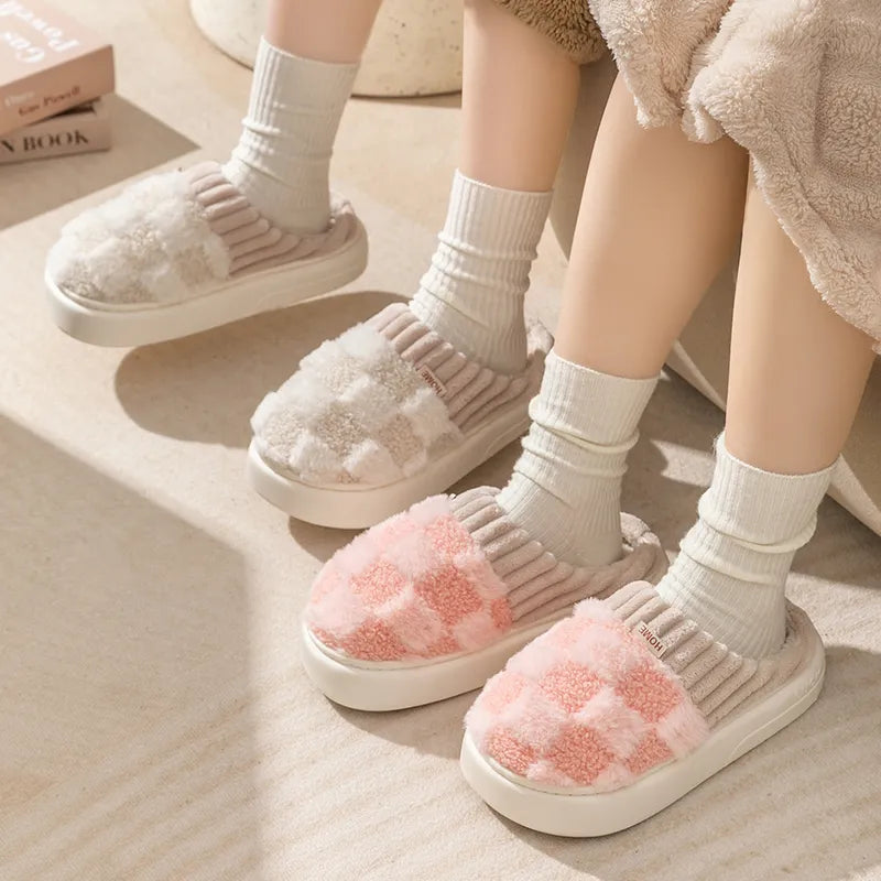 Zachte dames pantoffels, dik en warm. Comfortabele winter sloffen, ideaal voor thuis ontspanning.