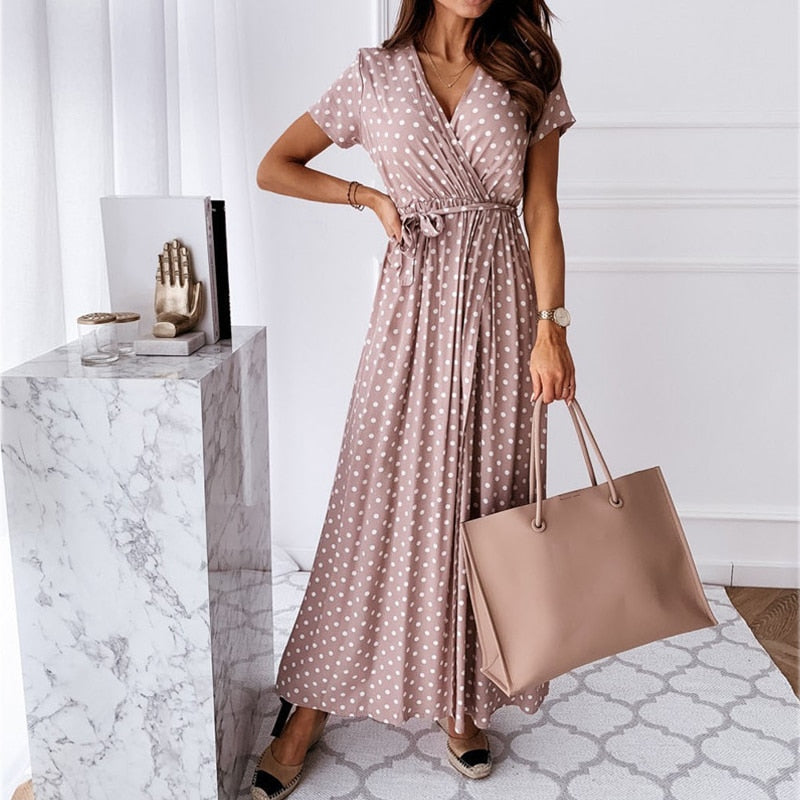 Damesjurk met verfijnde V-hals en elegante split, benadrukt een slank silhouet. Comfortabel en trendy.