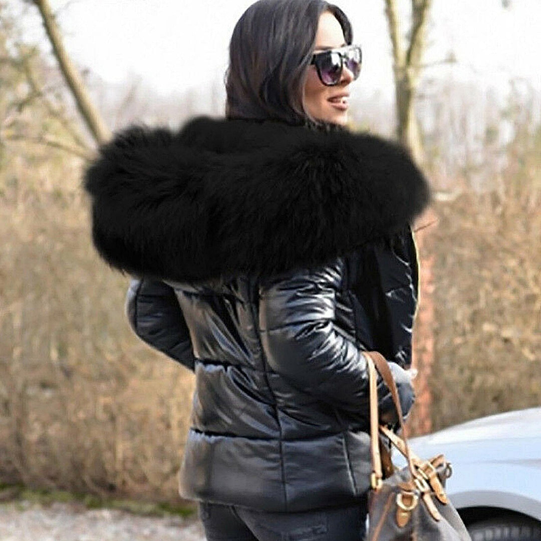Warme dames winterjas met royale capuchon, perfecte bescherming tegen winterkou. Comfortabele dameskleding.