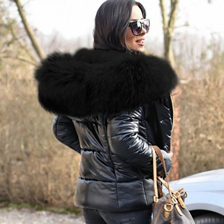 Warme dames winterjas met royale capuchon, perfecte bescherming tegen winterkou. Comfortabele dameskleding.