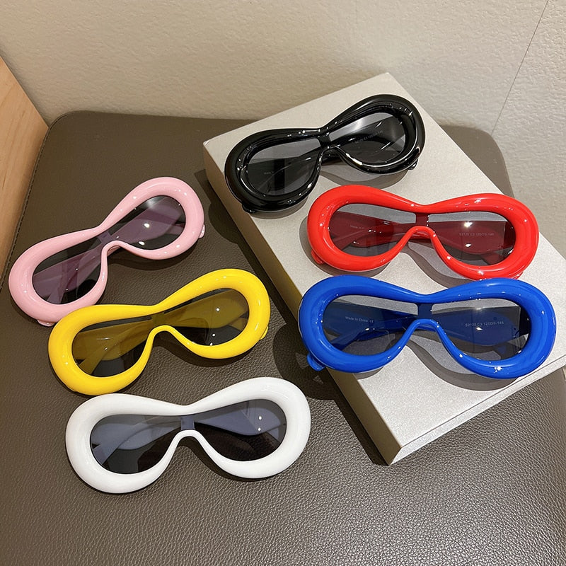 Trendy futuristische zonnebril voor dames en heren; ideaal festival accessoire.