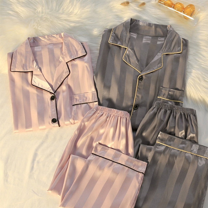 Stijlvolle SleepyPyjama™ in neutrale kleur, comfortabele nachtkleding voor dames en heren.