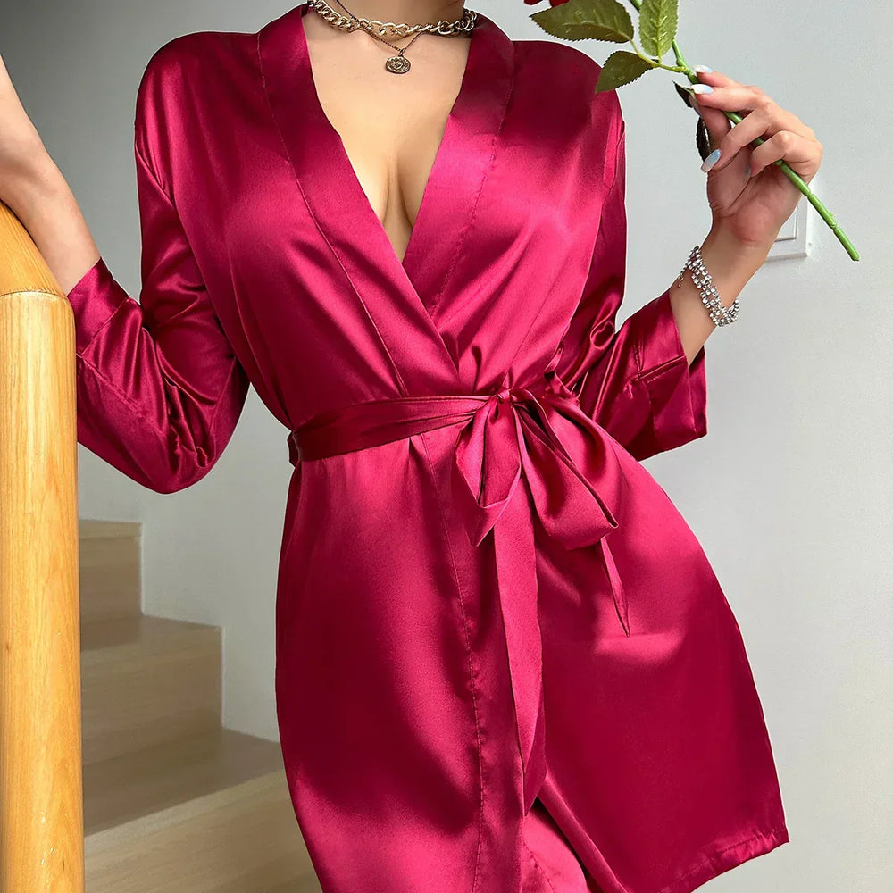 Comfortabele zijden ochtendjurk met stijlvolle vetersluiting voor dames, ideale nachtkleding.