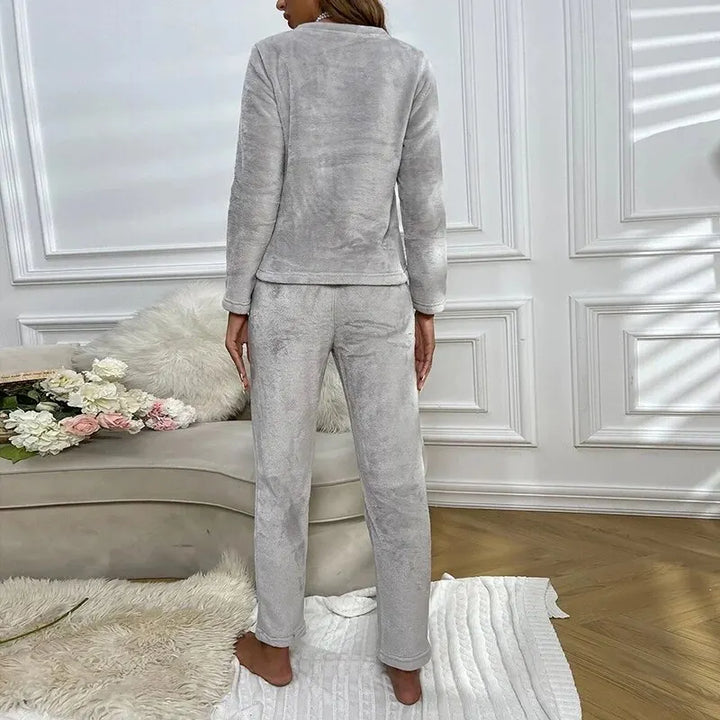 Knusse dames pyjama voor warme winteravonden, zachte stof polyester nachtkleding en comfortabel huispak.