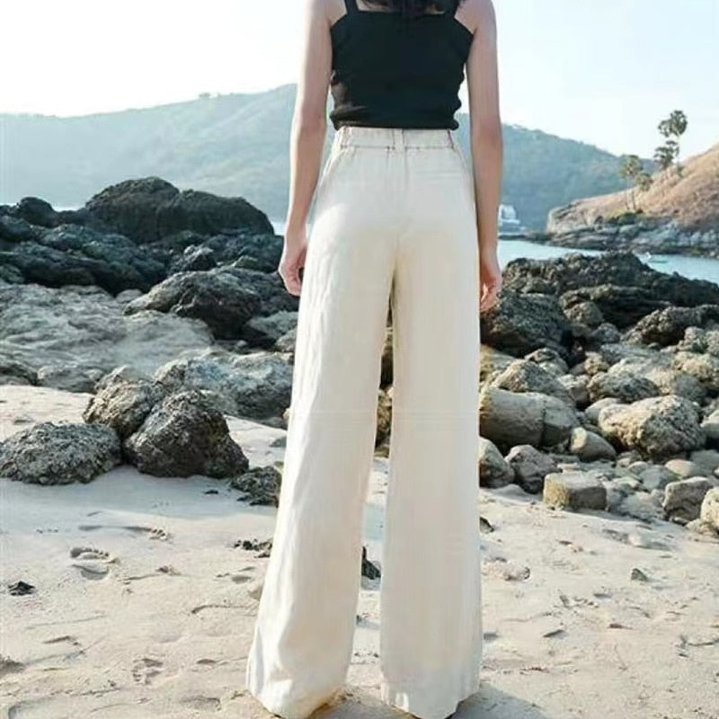 Detailbeeld van de stof van de stijlvolle dames pantalon Diana met wijde pijpen en hoge taille, voor comfort en trend.