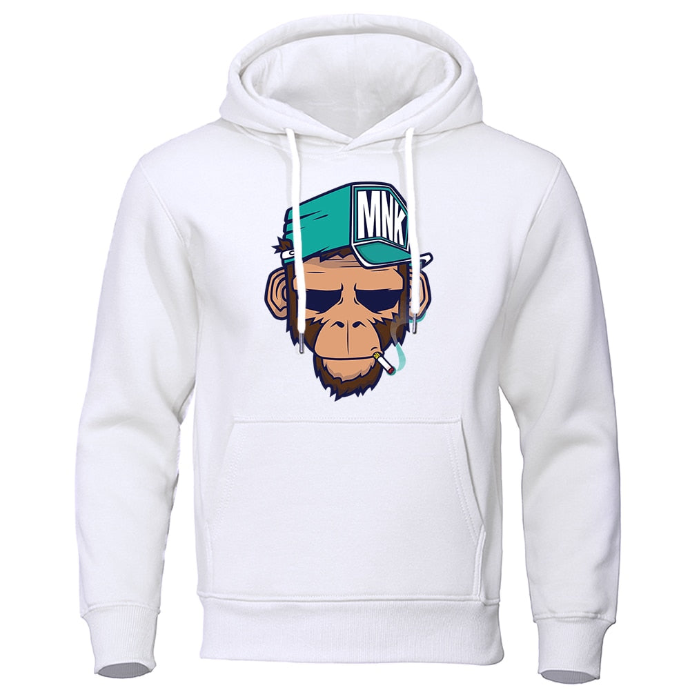 Man draagt zwarte heren hoodie met levendige apenprint, comfortabel voor dagelijks gebruik.