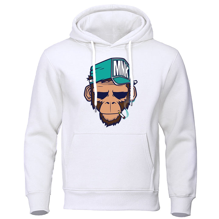 Man draagt zwarte heren hoodie met levendige apenprint, comfortabel voor dagelijks gebruik.