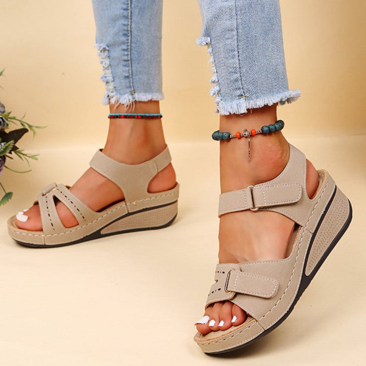 Damesmode sandalen met orthopedische kenmerken en een praktische klittenbandsluiting.