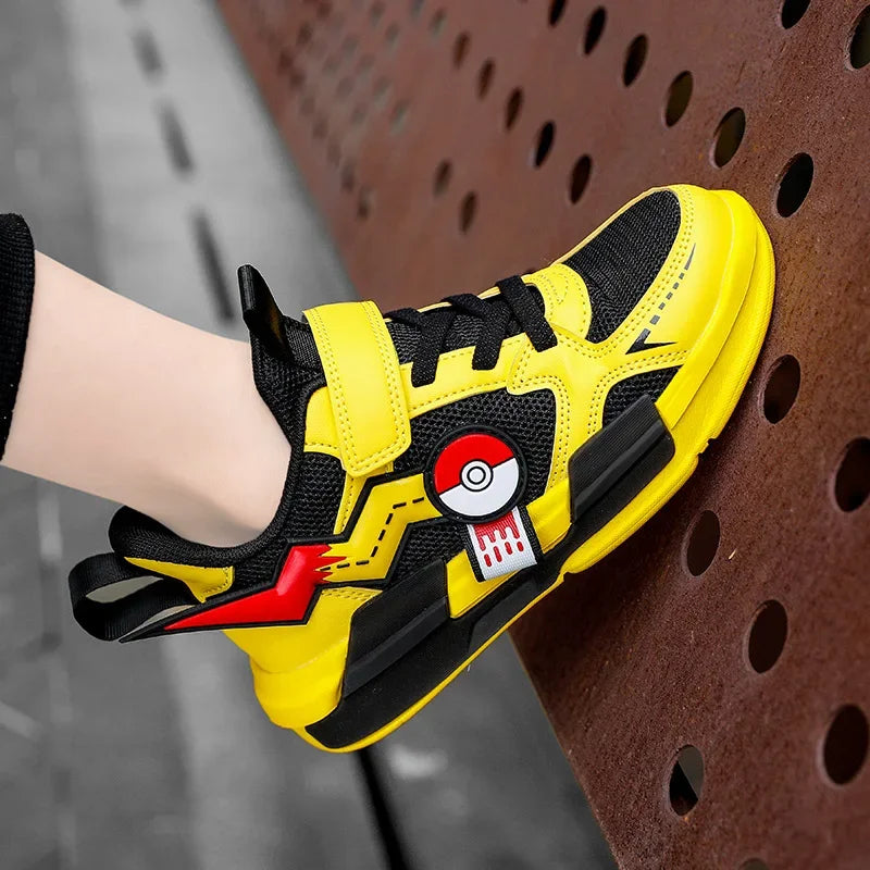 Close-up van de ademende stof en klittenbandsluiting op gele Pokémon kinder sportschoenen.