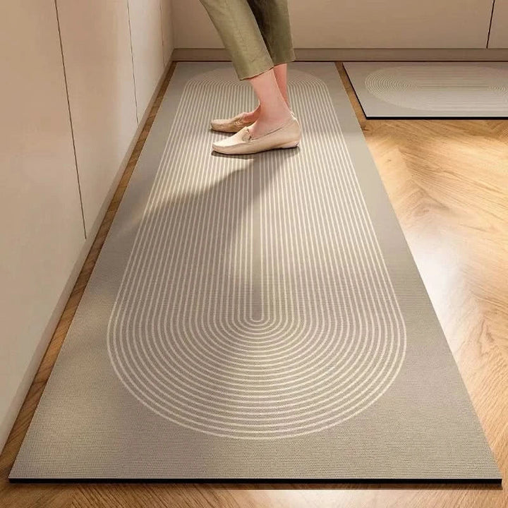 Comfortabele minimalistische vloerkleed/keukenmat. Zacht onder de voeten, past in elk modern keukeninterieur.