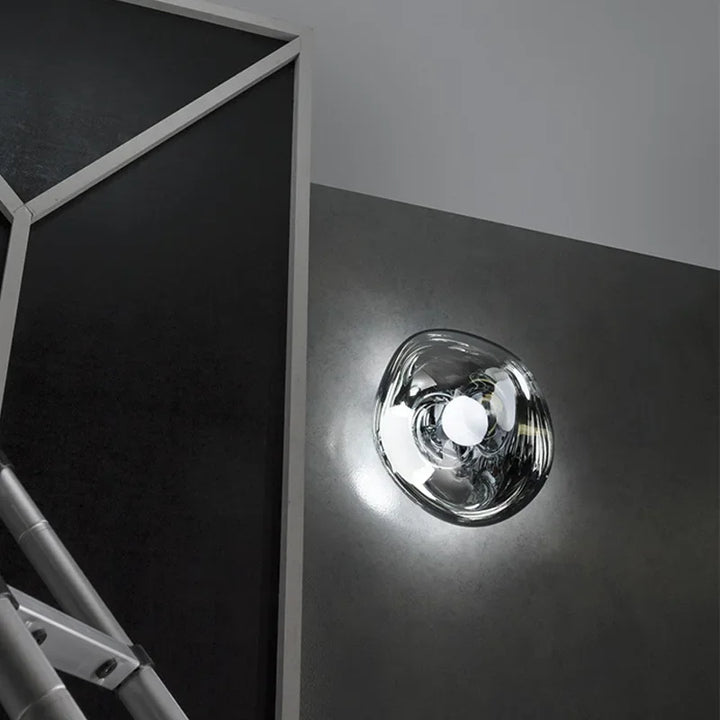Wandlamp met natuurlijke lavastructuur, modern Scandinavisch design, zachte sfeerverlichting.