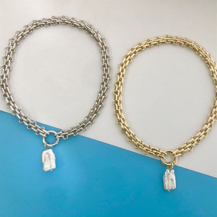 Detailfoto van zilverkleurige heren ketting: RVS met glimmende, grove schakels. Duurzaam statement sieraad.
