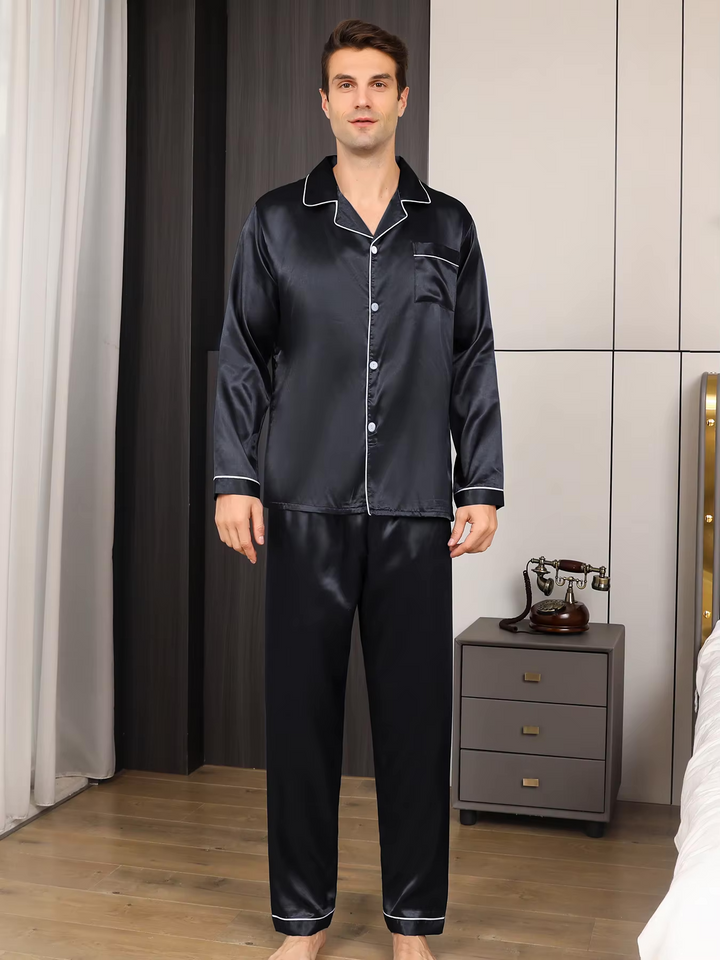 Zachte heren pyjama set, detailstof. Comfortabele nachtkleding van hoge kwaliteit voor ontspanning.
