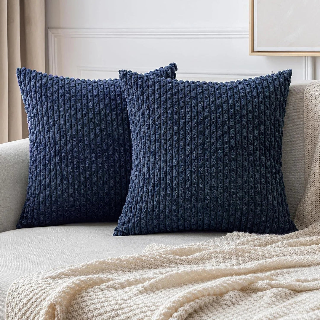 Huisdecoratie item: zachte corduroy kussenhoes met subtiele boho touch voor de woonkamer.