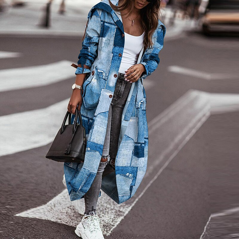 Grijze lange dames trenchcoat met handige zakken, een veelzijdige en modieuze jas voor lente en herfst.