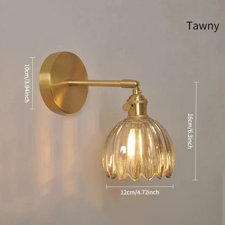 Retro glamour wandlamp: tulpvormig glas, gouden montuur, luxe interieur.