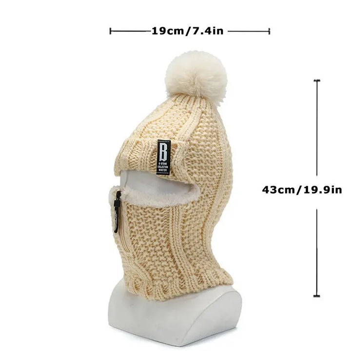 Warm gebreide dames bivakmuts met pompon, essentieel winteraccessoire voor comfort en stijl.