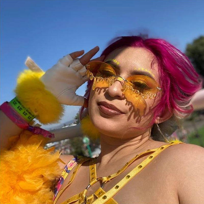 Opvallende dames glitter zonnebril, een uniek accessoire om te stralen op elk festival of feest.