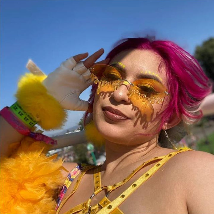 Opvallende dames glitter zonnebril, een uniek accessoire om te stralen op elk festival of feest.
