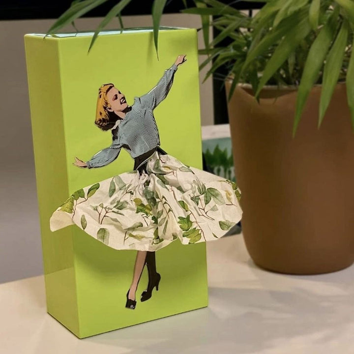 SANDSBERGORIGINALS creatieve tissuebox, de 'vliegende rok' voegt een unieke en speelse touch toe aan je interieur decoratie.
