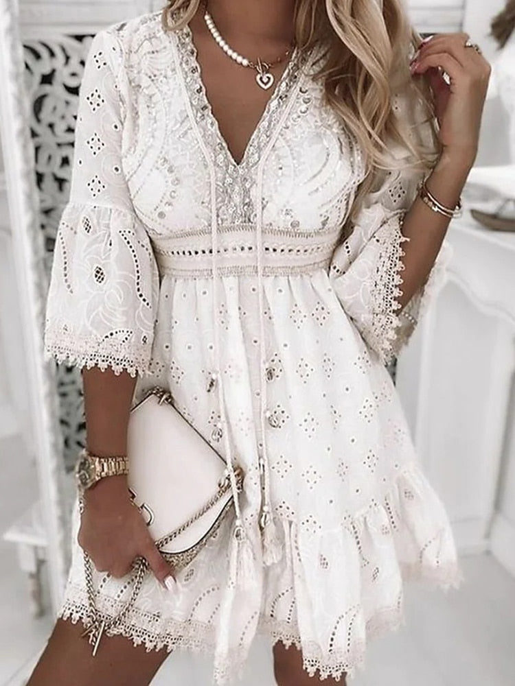 Dames luchtige boho zomerjurk met elegant borduursel, perfect voor strand of vakantie.