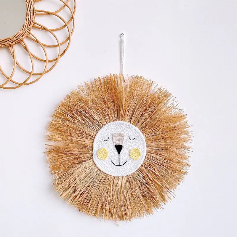 Speelse rotan leeuw wanddecoratie, handgemaakt voor een gezellige babykamer of kinderkamer decoratie.