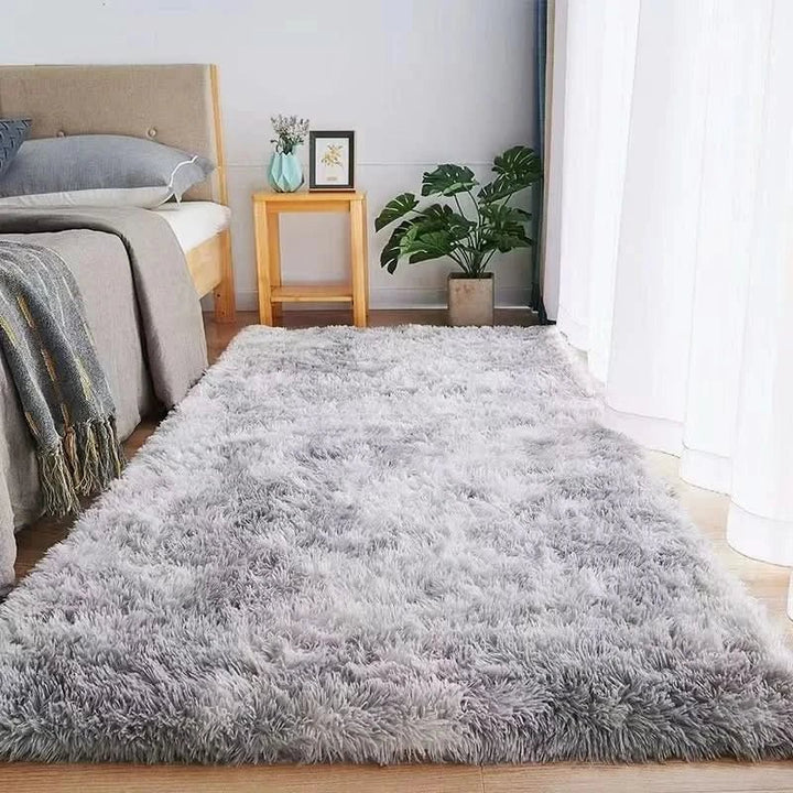 Dichtbij beeld van zacht kunstbont vloerkleed. Toont luxe textuur en subtiel gradient kleureffect.