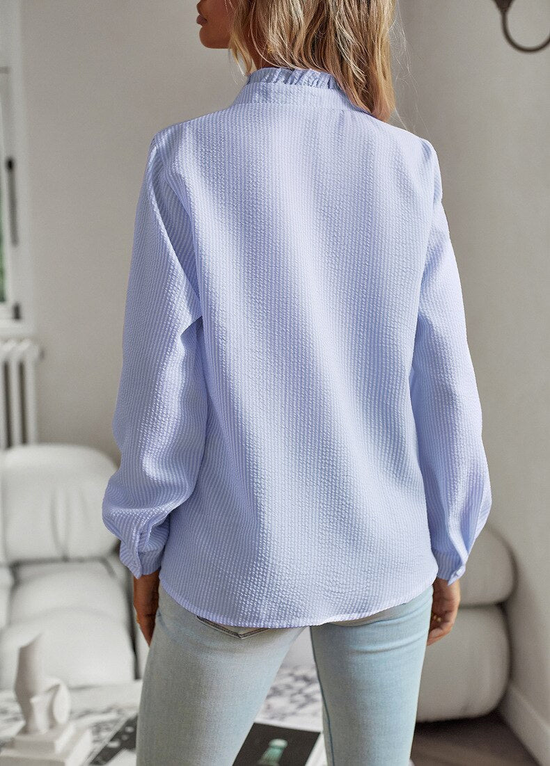 Vrouw draagt stijlvolle damesblouse, casual look, comfortabel voor een ontspannen zomerdag.