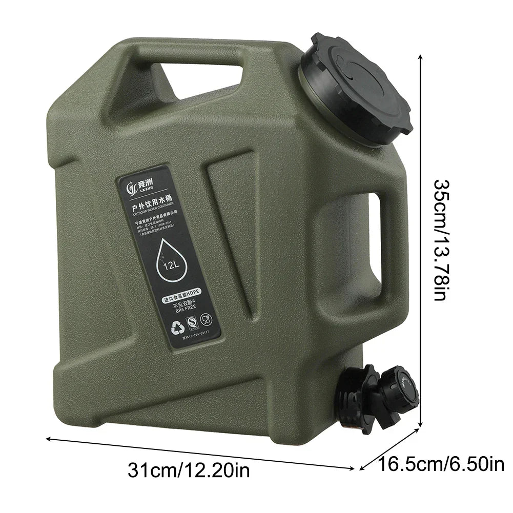 Groene 12L watercontainer met dop, klaar voor gebruik op je volgende kampeer- of wandelavontuur. Voor hydratatie.