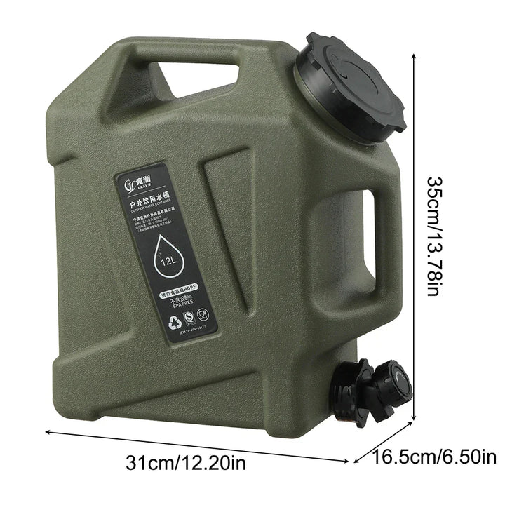 Groene 12L watercontainer met dop, klaar voor gebruik op je volgende kampeer- of wandelavontuur. Voor hydratatie.