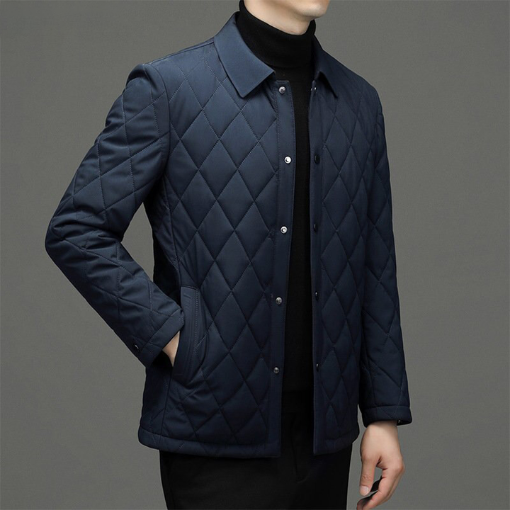 Groene heren monogram jas, stijlvol en waterdicht. Comfortabele bovenkleding voor winter en overgangsseizoenen.
