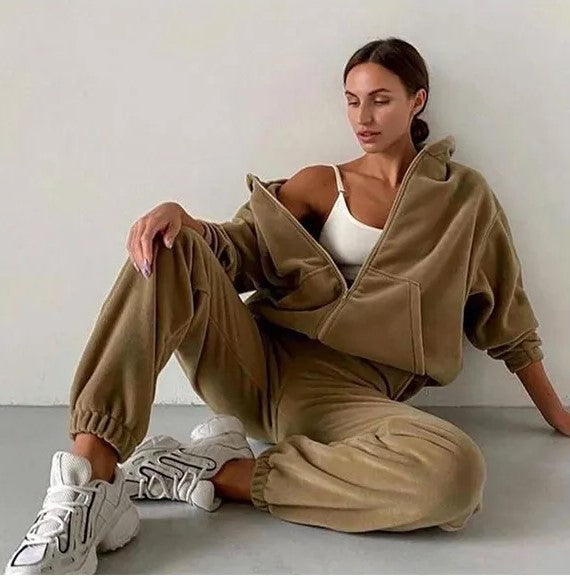Dames trainingspak Olivia van luxe velours. Comfortabel oversized loungewear huispak met hoodie & broek.