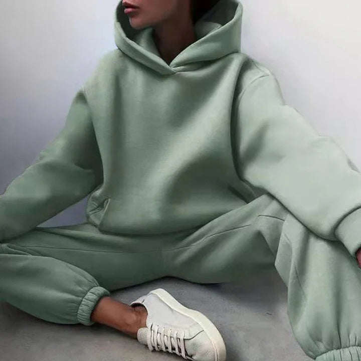 Stijlvolle dames oversized joggingset, trendy huispak uit nieuwe collectie, vrijetijdskleding.