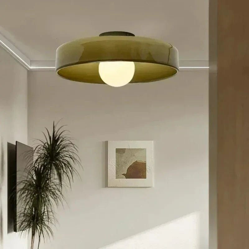 Scandinavische plafondlamp van helder glas met minimalistisch design, ideaal voor een moderne woonkamer.